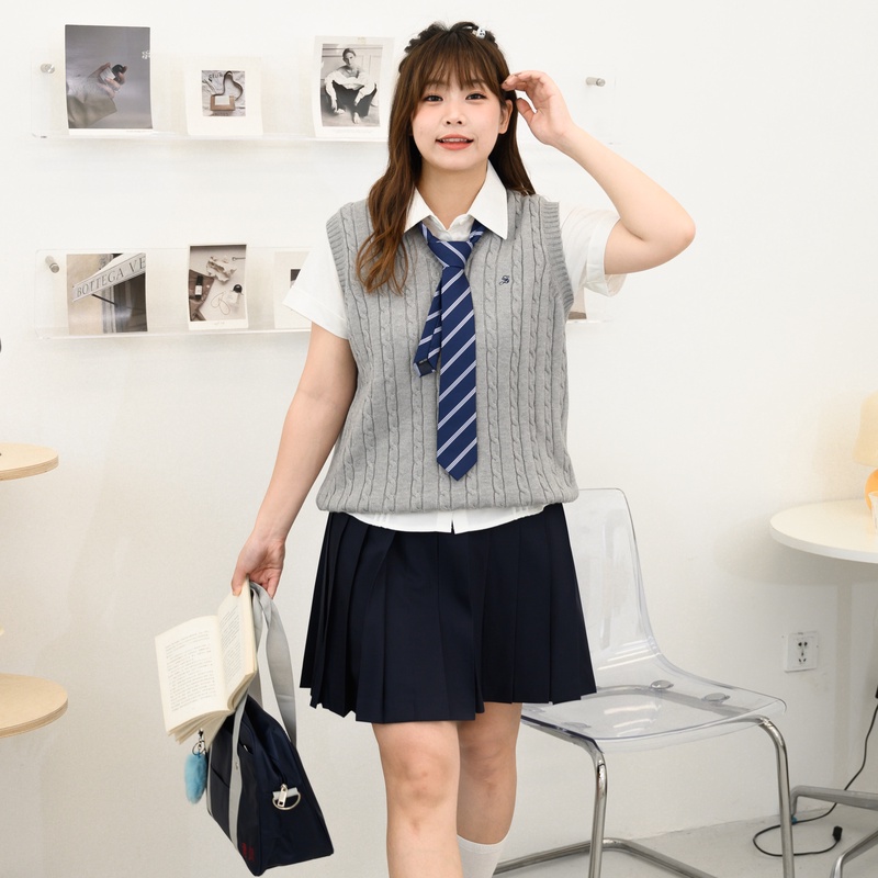 阿车家的大尺码jk原创胖mm学院风V领针织马甲无袖麻花毛衣春秋显