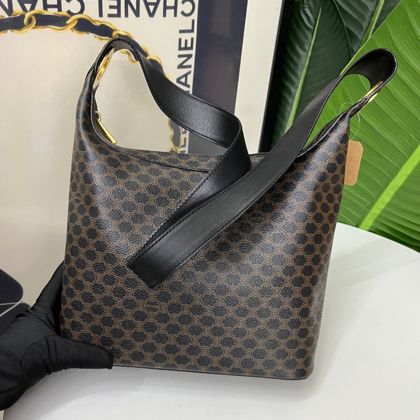 95新 Celine/思琳 小号牛角时尚休闲经典百搭黑金老花斜挎包