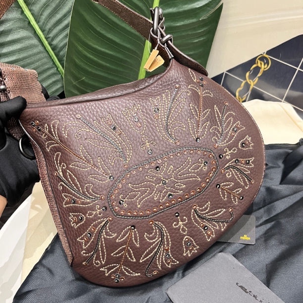99新 FENDI/芬迪 腋下包真皮女士时尚单肩经典复古轻奢肩包