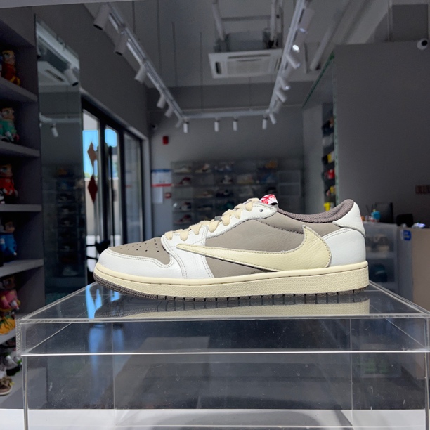 43码 aj1倒钩3.0摩卡 43码 成色很好 球鞋无原盒