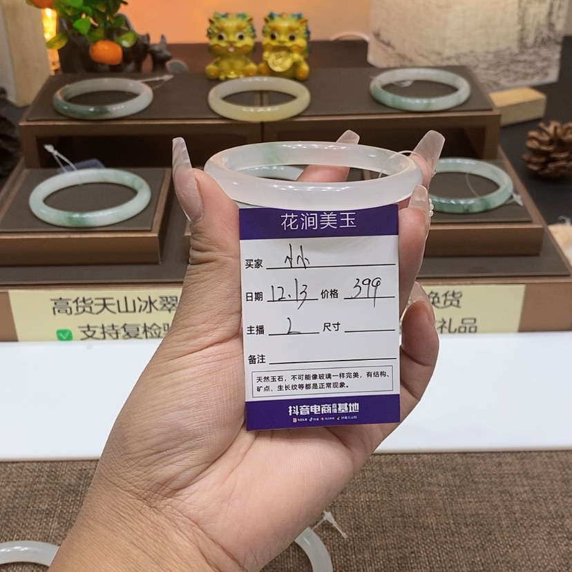 【闪购商品】石英质玉手镯未镶嵌小****人