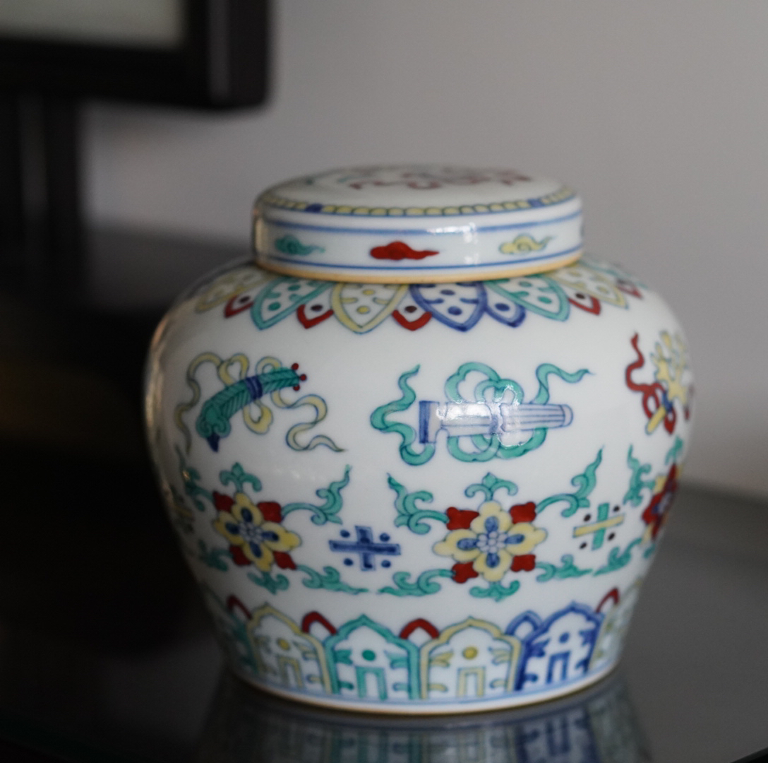 【瓷韵天成】斗彩八宝天字罐手工手绘