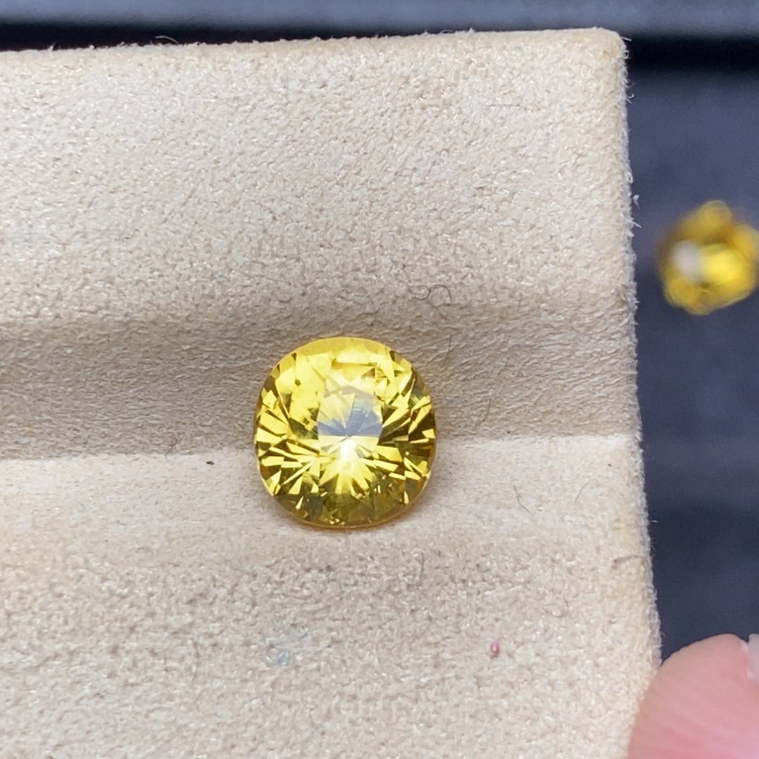 【闪购商品】定制蓝宝石无未镶嵌2.13克拉黄色蓝宝石老烧