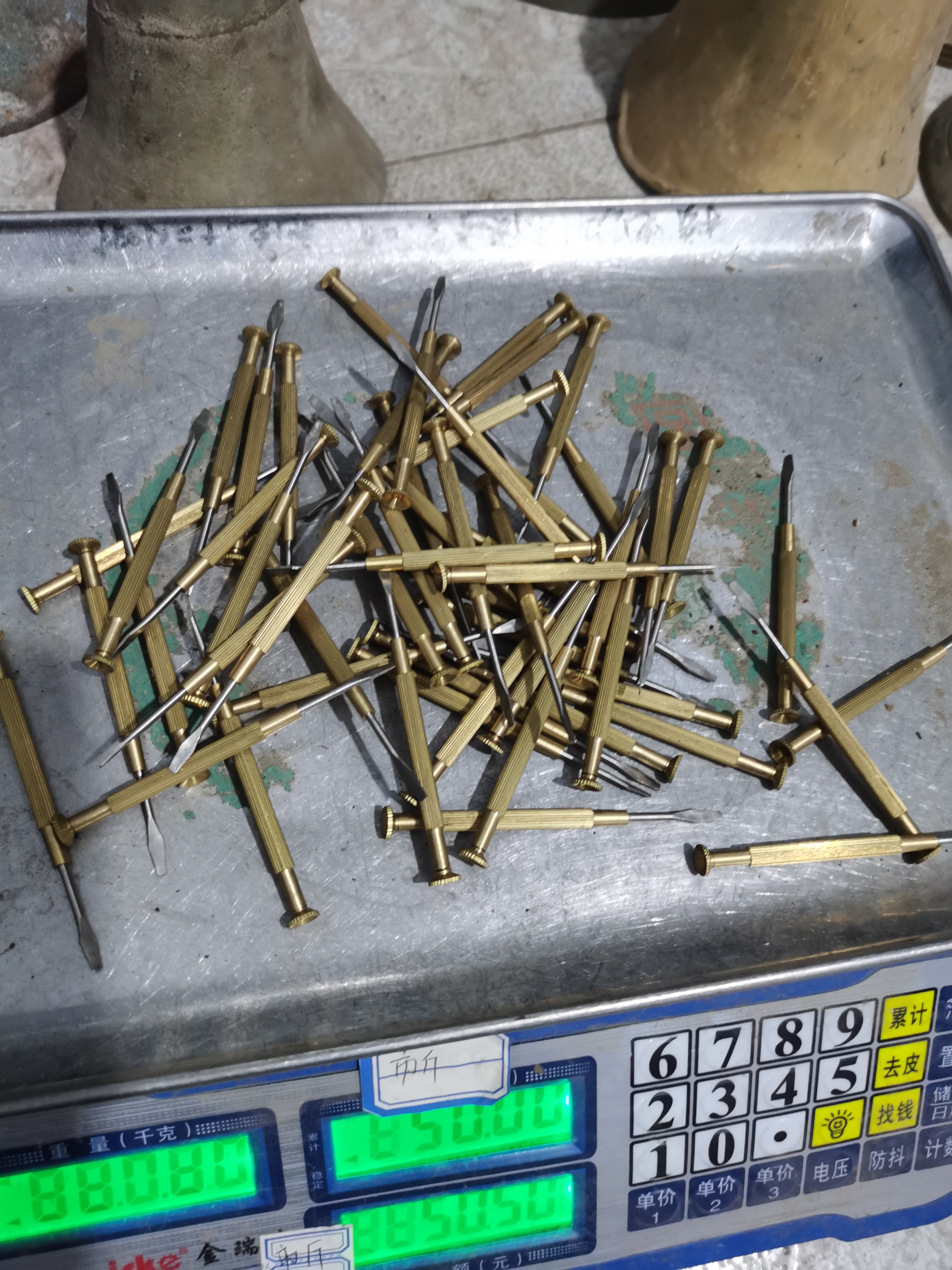 铜器 ，铜螺丝刀一斤。把是铜 尖是铁。。。