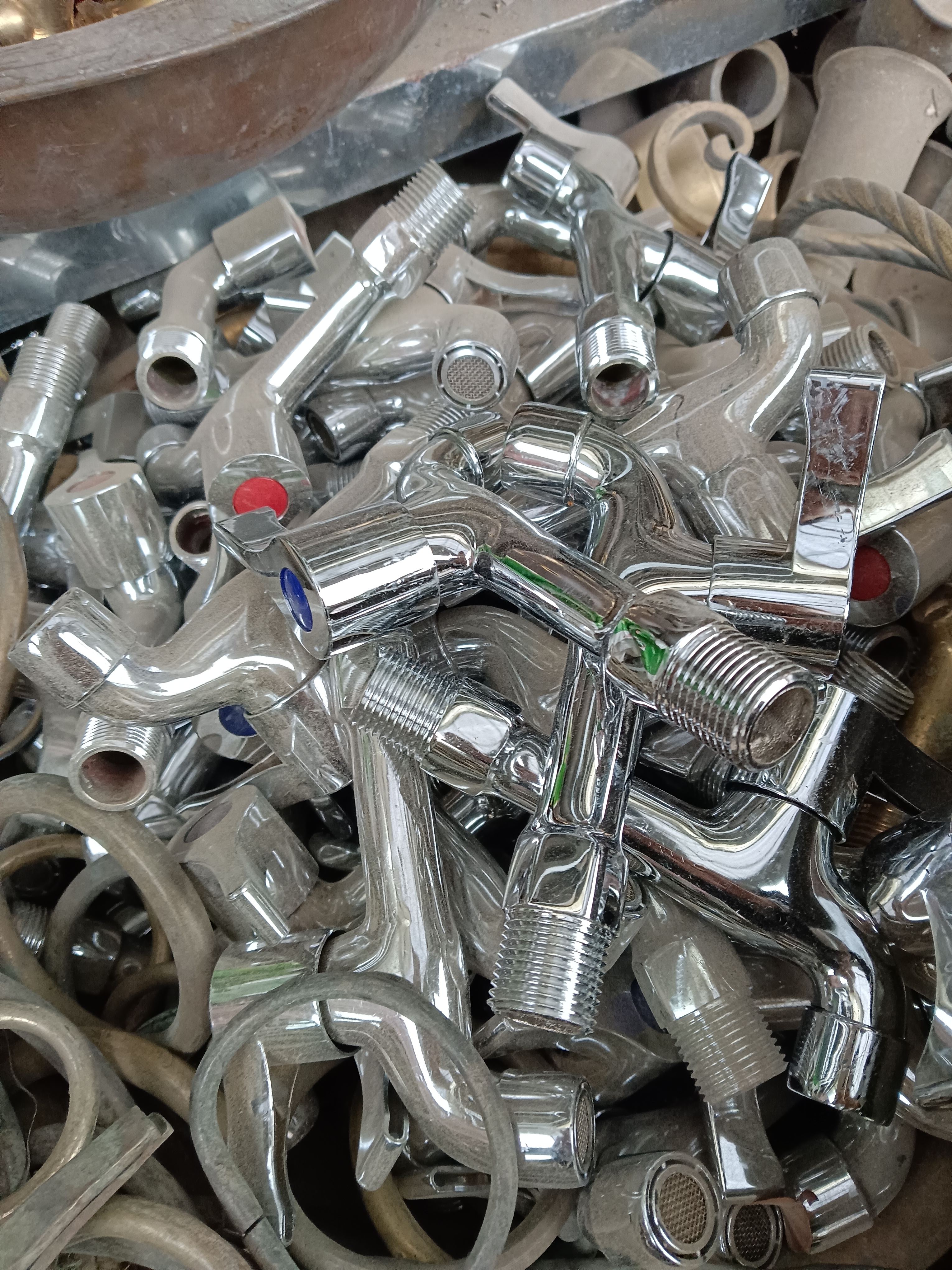 铜器，铜镀洛水龙头，重0.32斤。