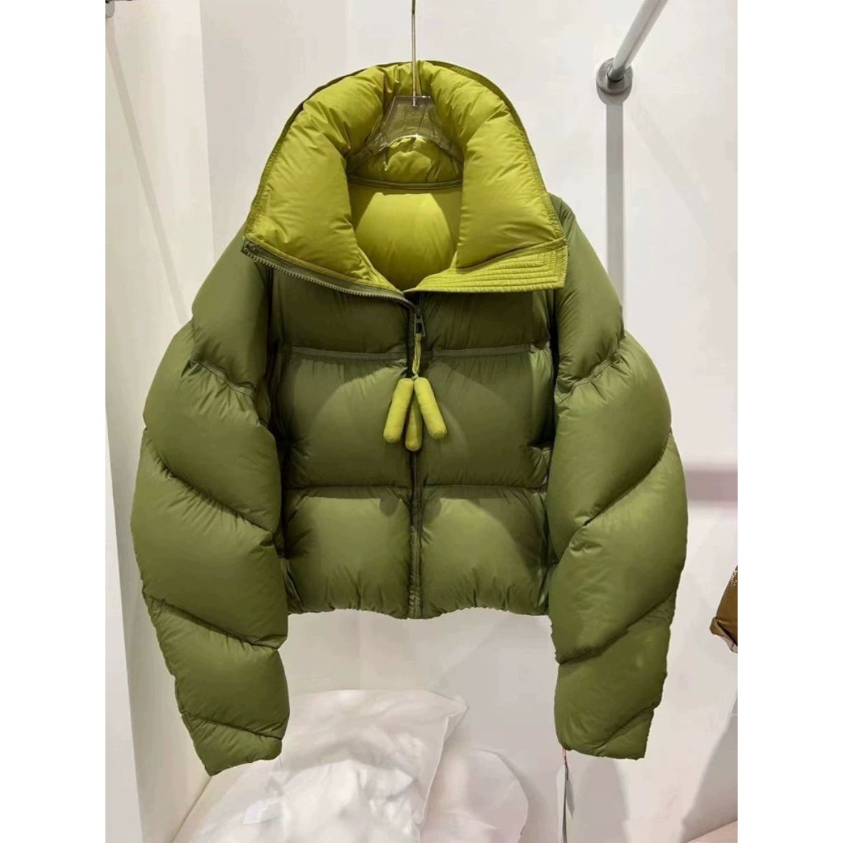 波司断码白鹅绒羽绒服女冬新款牛油果拼色短款立领泡芙加厚保暖面