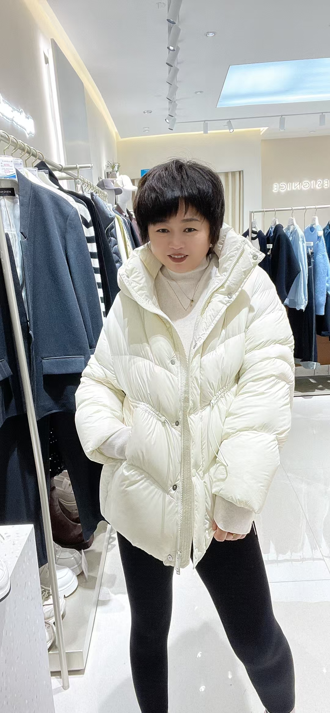 迪家白色泡芙羽绒服