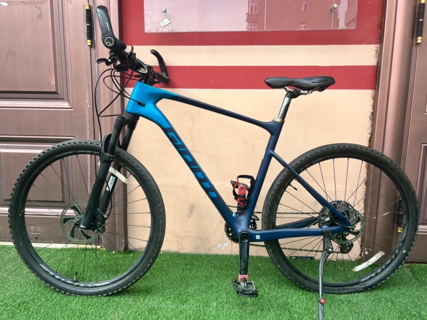 山地自行车xtc adv 2，L码渐变蓝色，碳纤维材质