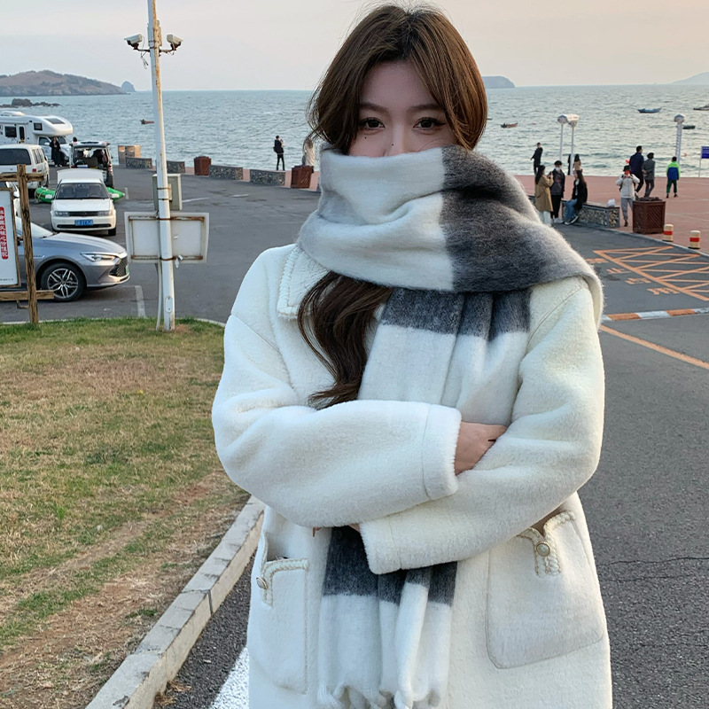 新款围巾女秋冬保暖季网红2023爆款时尚披肩高颜值格子加长厚围脖