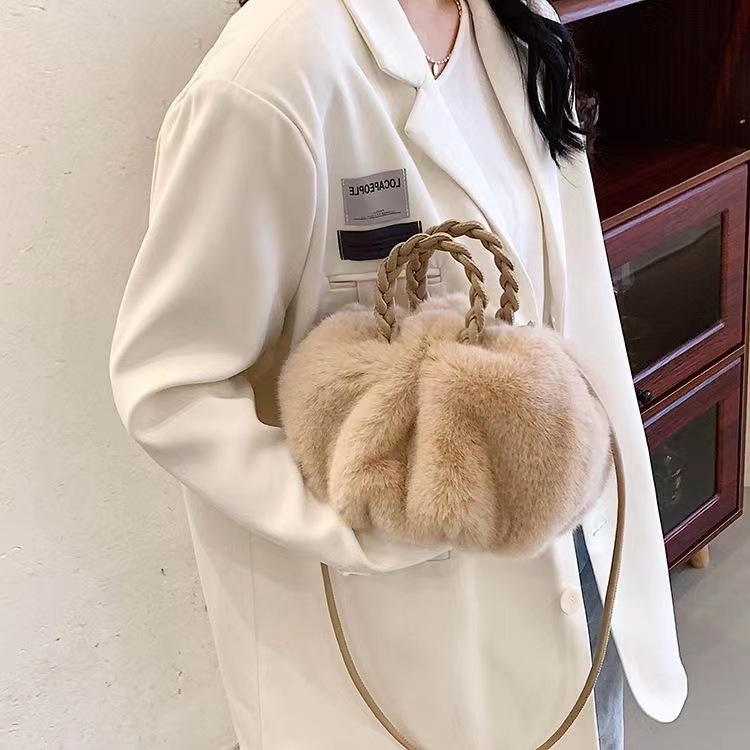 居家日用挎毛绒柔软云朵女包包百搭款高质感手提抽绳高级秋冬包