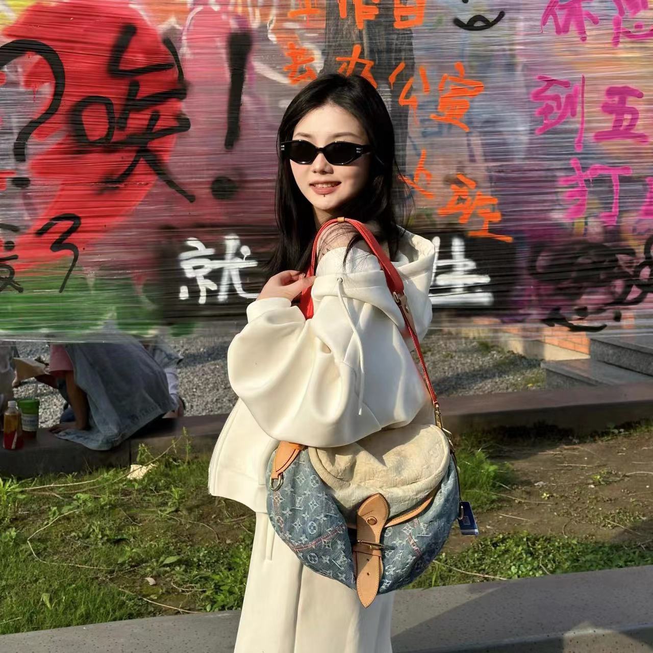 95新 LouisVuitton/路易威登 lv蓝色牛仔渐变丹宁单肩斜挎包