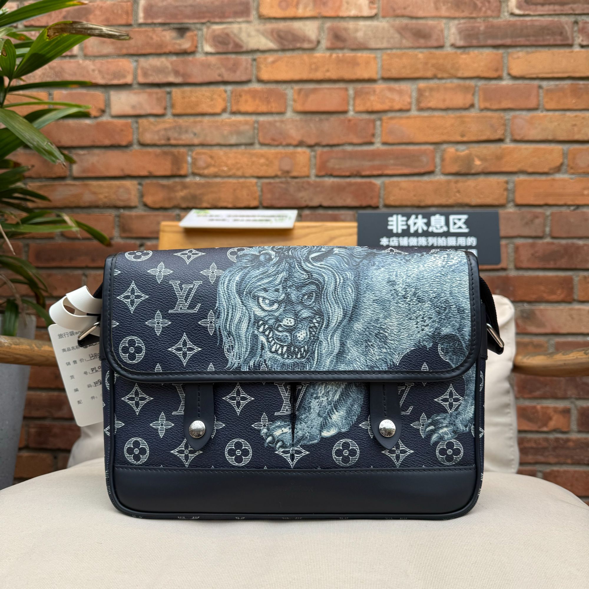 95新 LouisVuitton/路易威登 Messenger动物园狮子邮差包