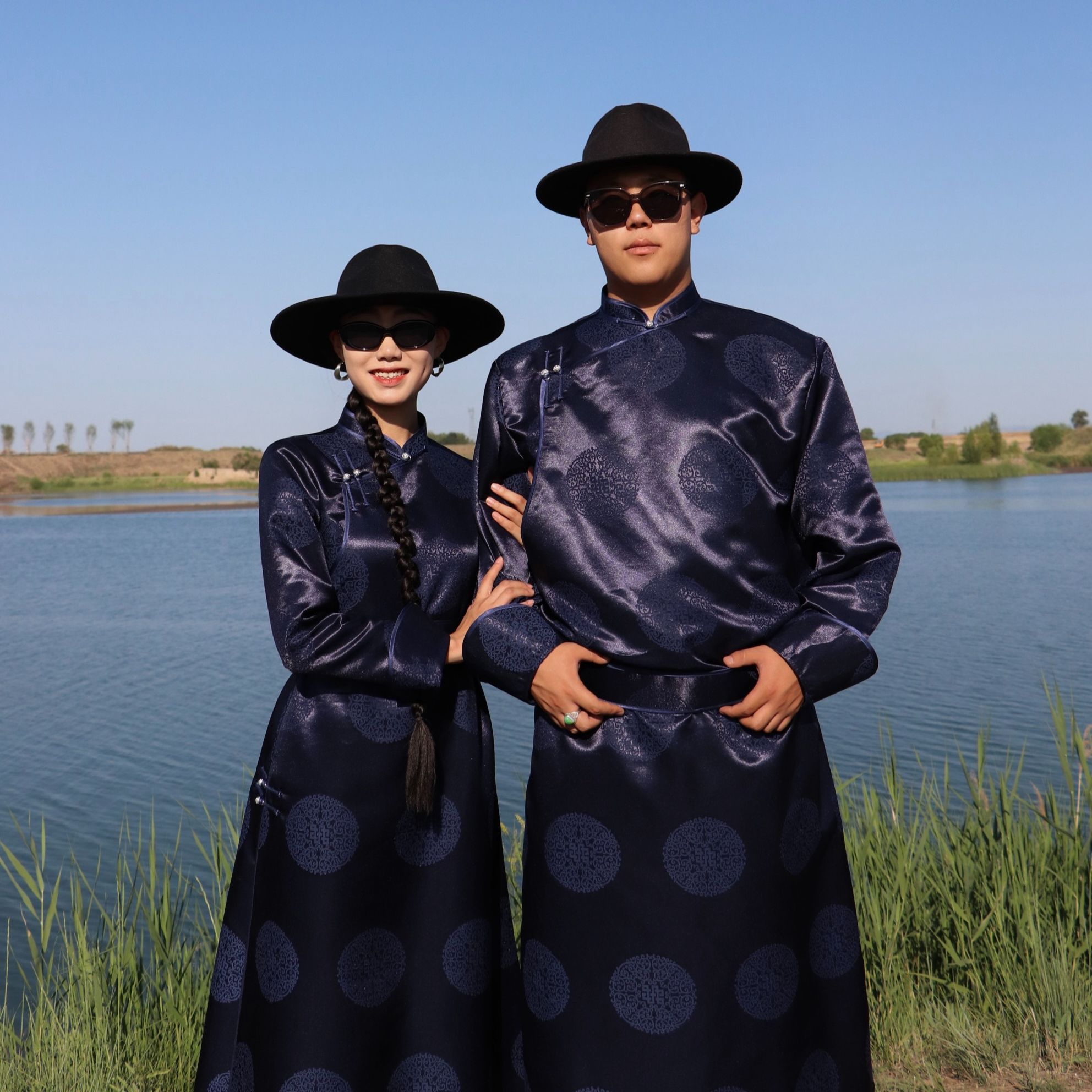 【蒙之艺】男款大团花纯色缎面情侣款传统蒙古袍