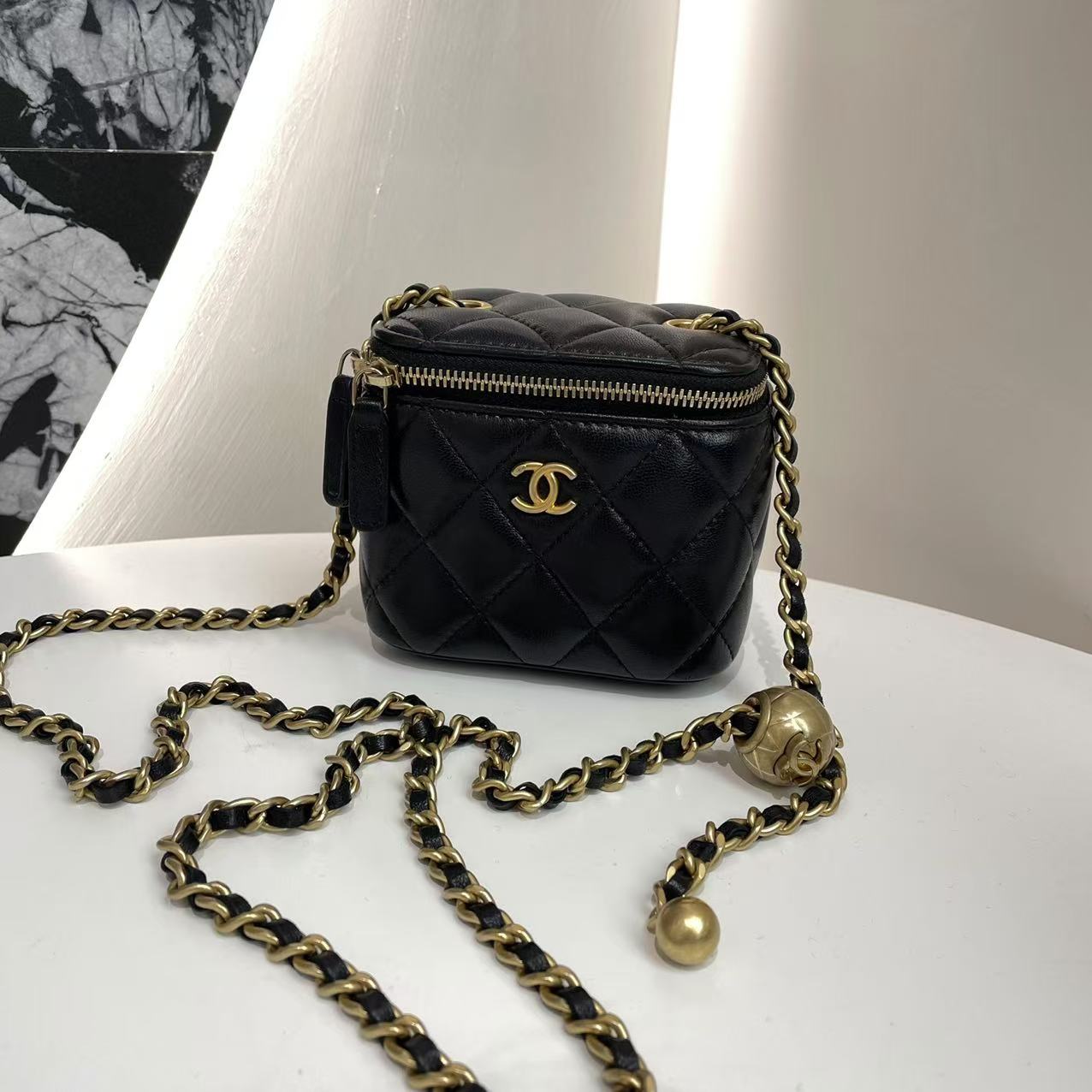 99新 Chanel/香奈儿 30开无卡 黑金经典金球小盒子 斜挎包