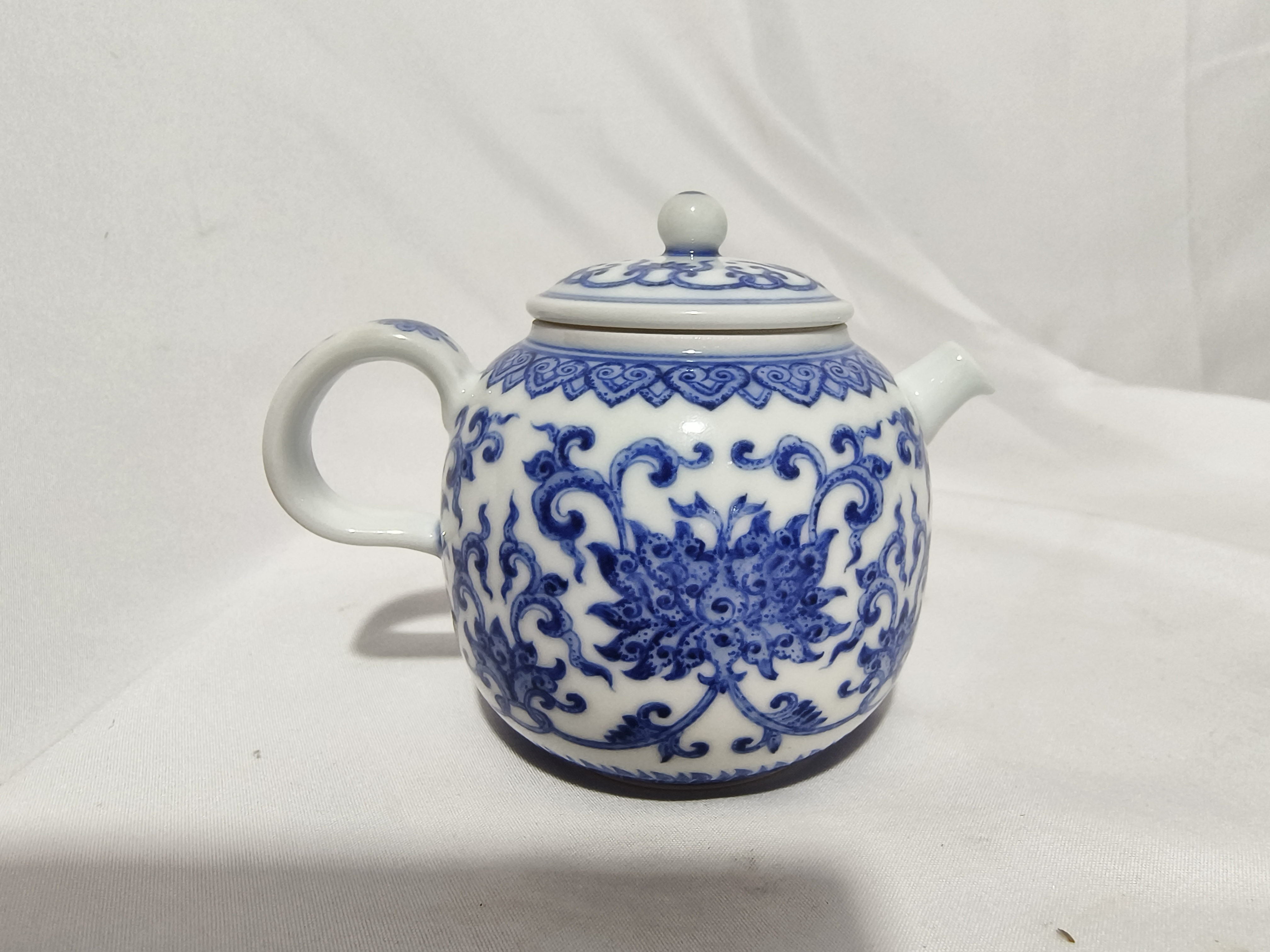 纯手工仿古青花瓷缠枝莲纹茶壶