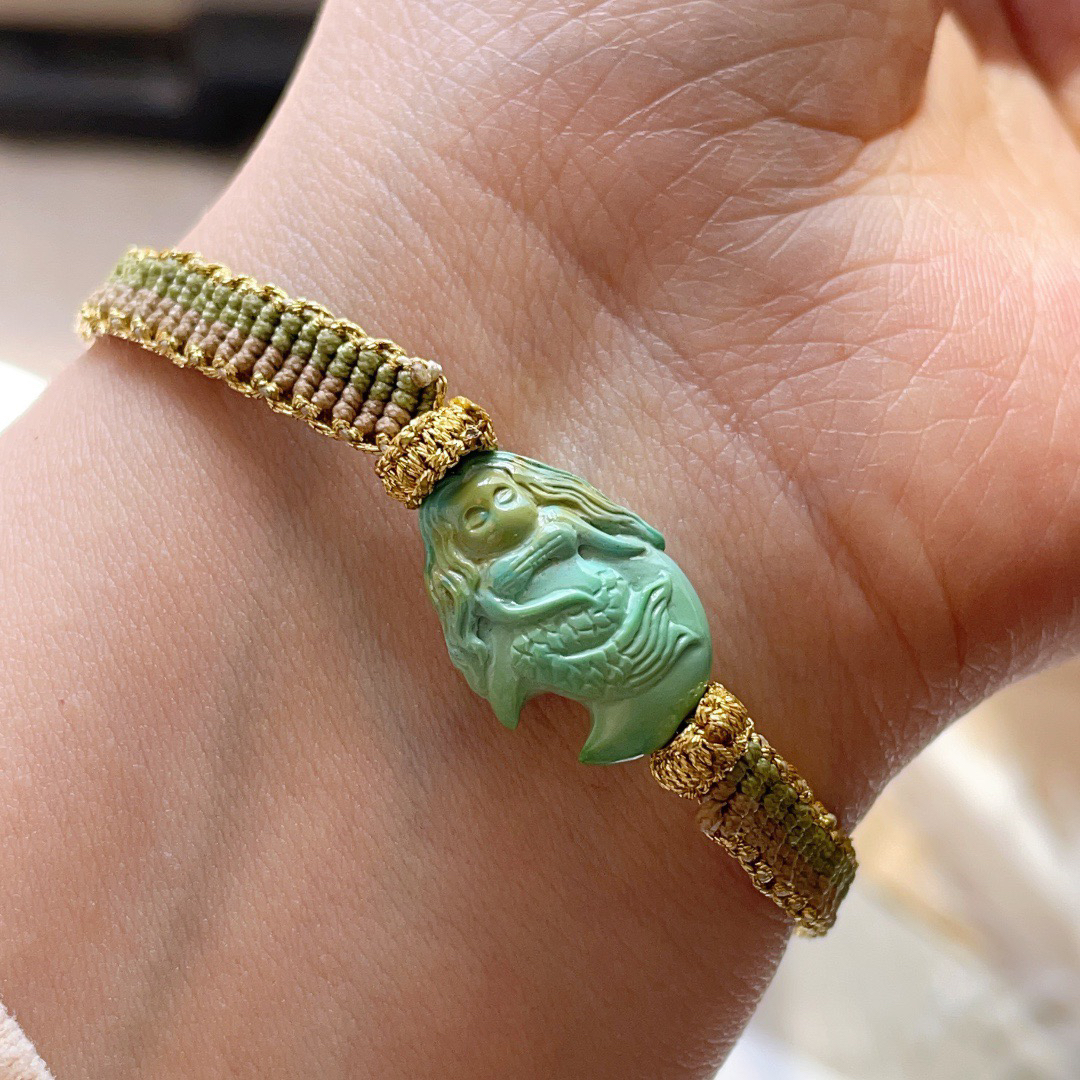 蒙面俏色美人鱼天然原矿绿松石高瓷精工雕刻手工编绳