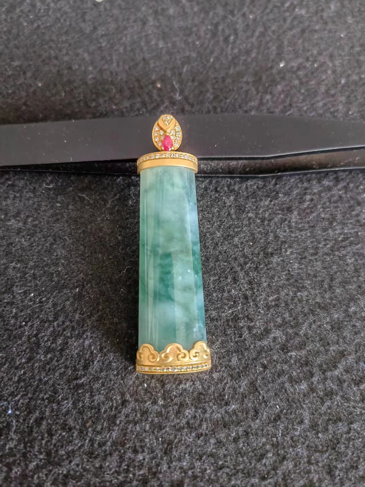 天然翡翠吊坠18K镶嵌精美气质飘绿大女王古法雕刻挂坠平安无事