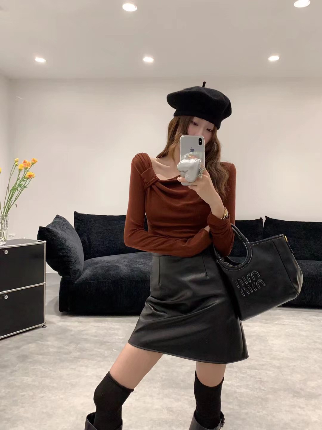 酒红色斜领长袖T恤女秋季高级感洋气独特别致露肩修身打底衫上衣