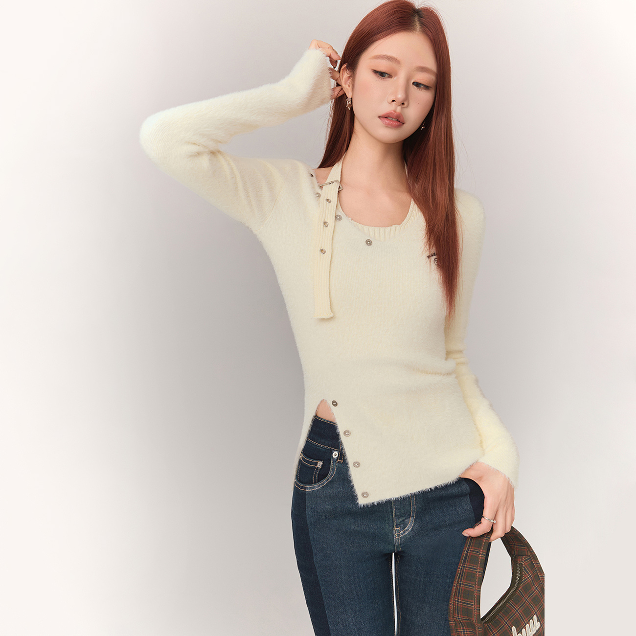 CHUU字母刺绣设计开叉毛绒款辣妹显瘦设计百搭针织衫EHNI005V