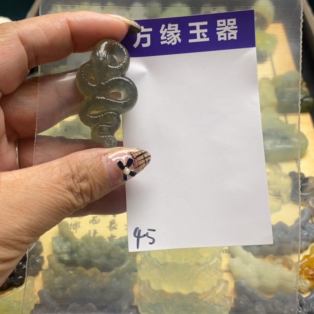 【闪购商品】蛇纹石玉颈饰未镶嵌睡***?