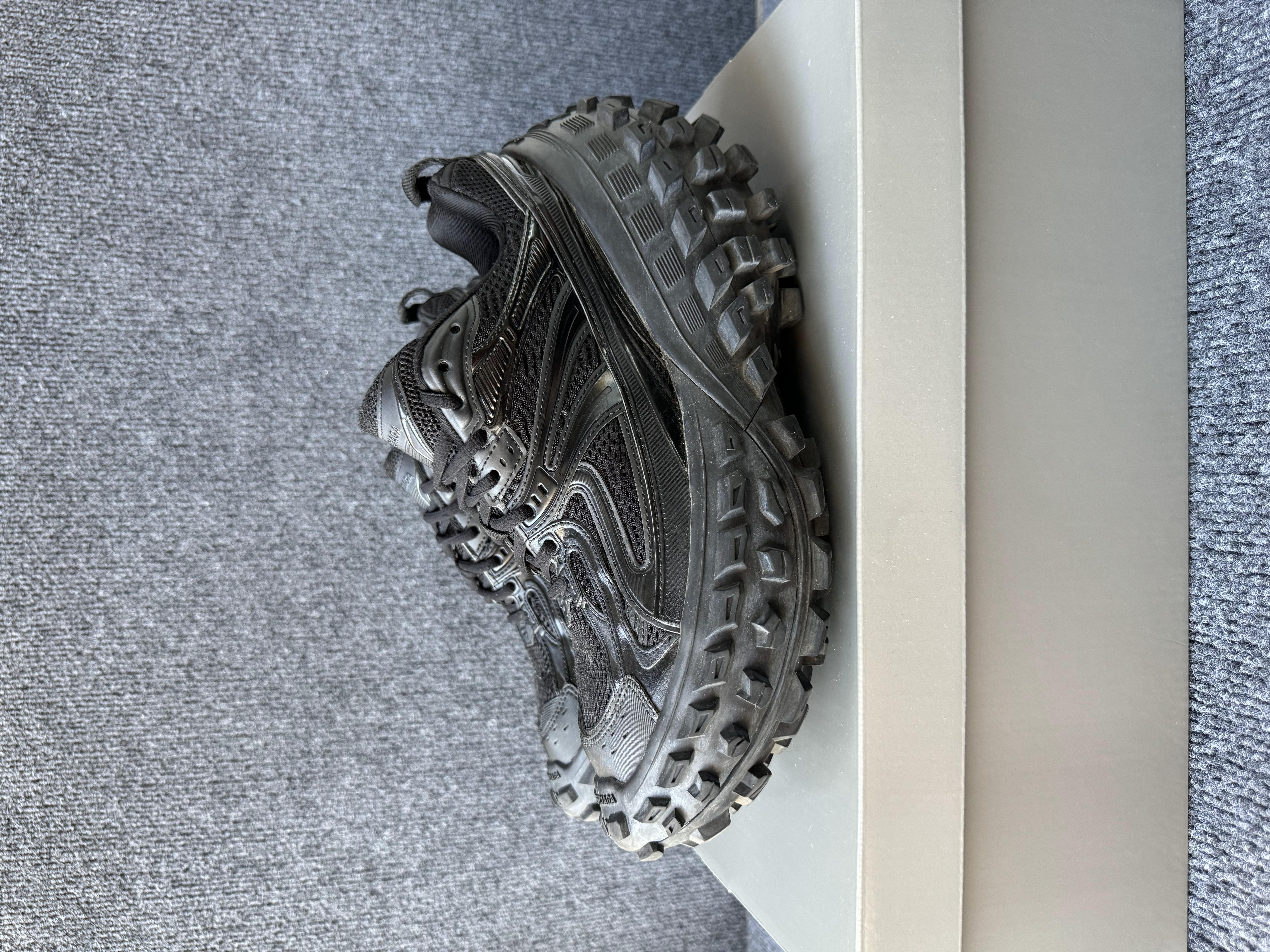 95新 Balenciaga/巴黎世家 42码 defender 轮胎鞋 黑色 原盒