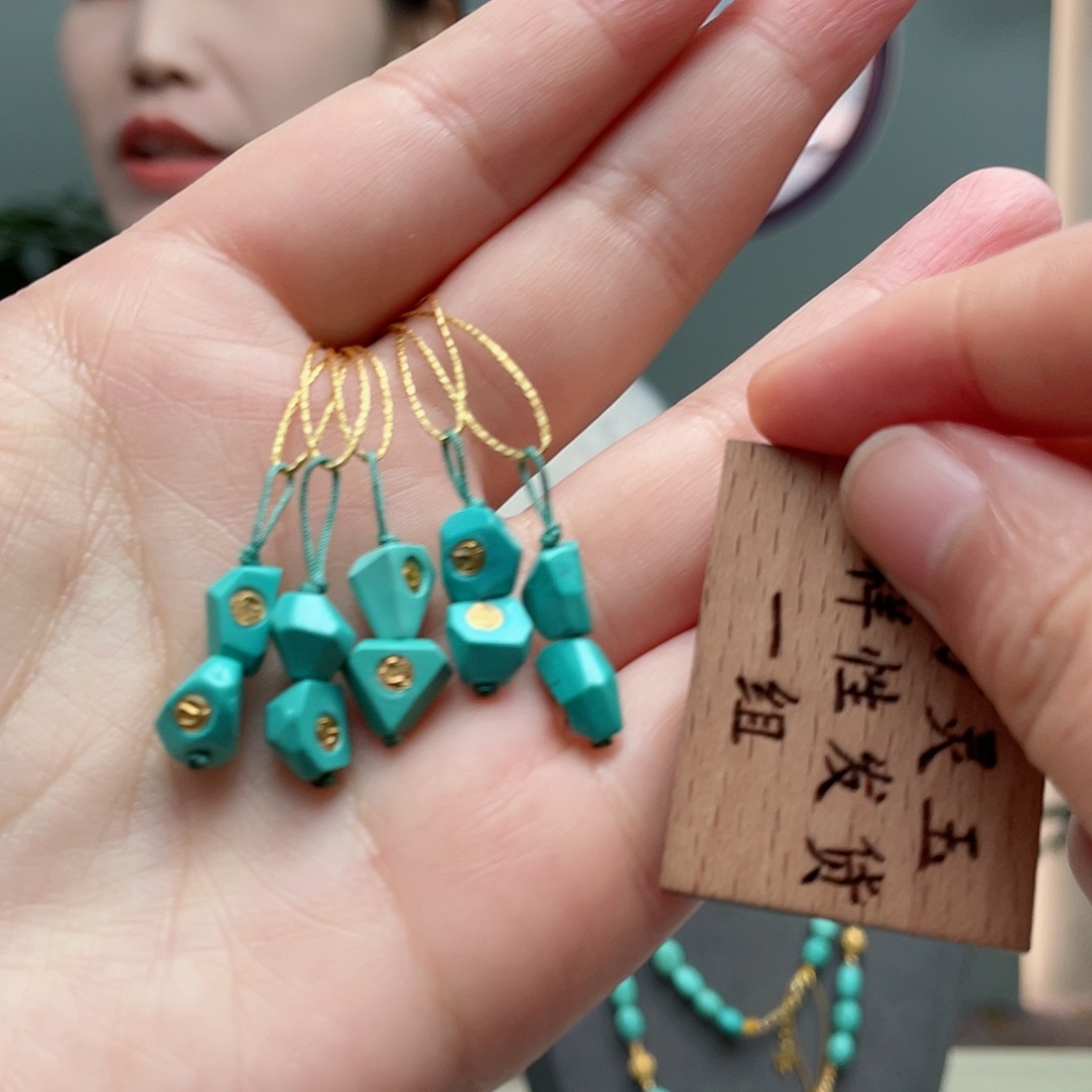 绿松石颈饰未镶嵌