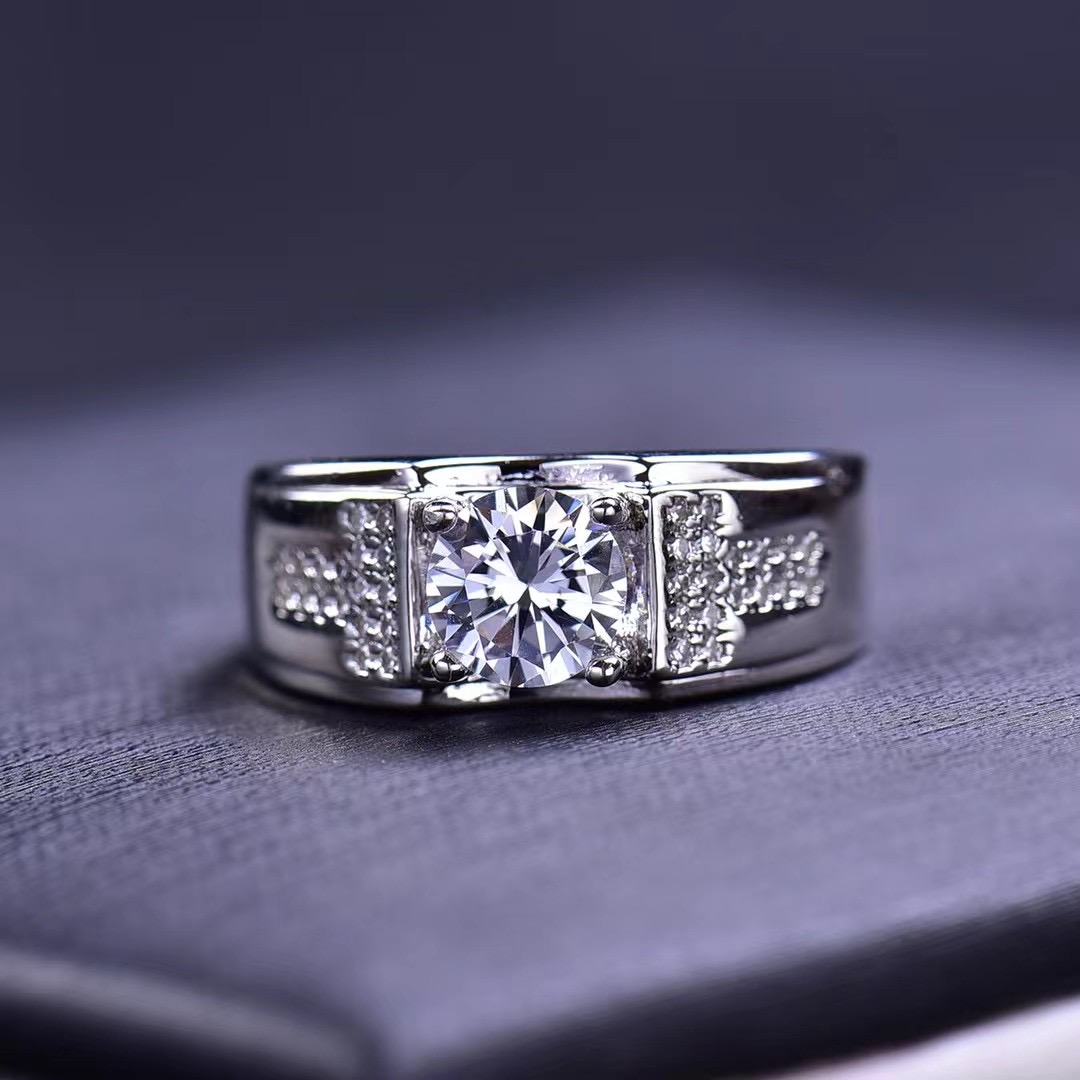 925银莫桑石戒指 【T字微镶男戒】1克拉-时尚莫桑戒窄版亮面镶嵌款