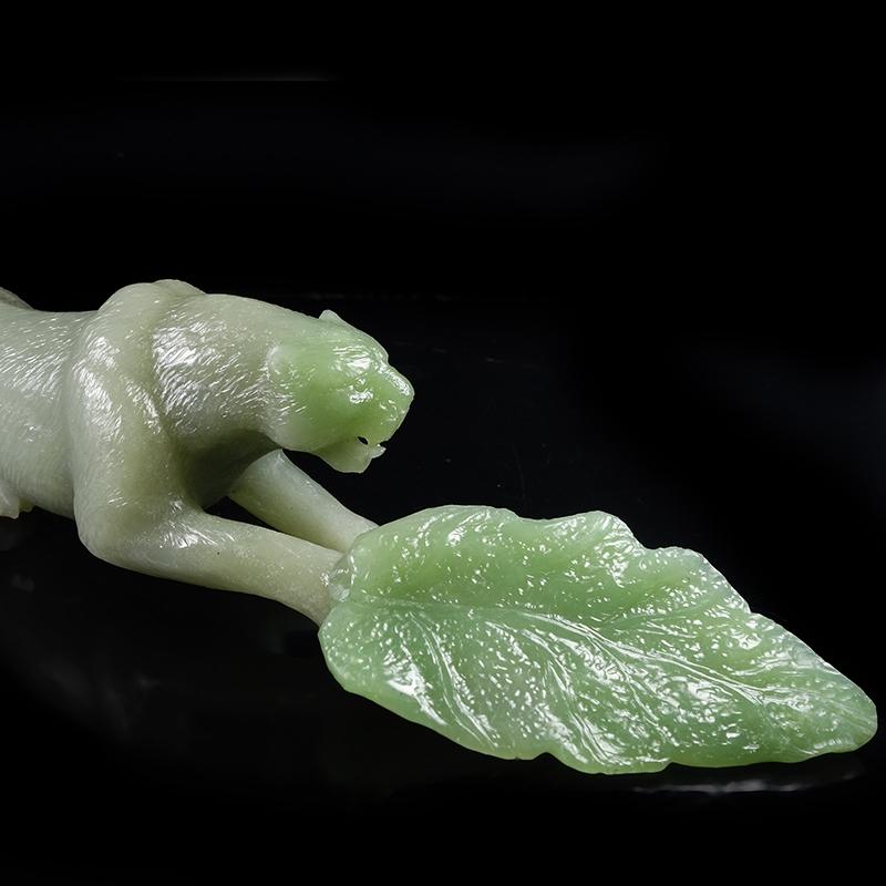 jiexinyushe/结心玉舍徐鑫大师亲工和田玉翠青巧雕摆件，一夜暴富