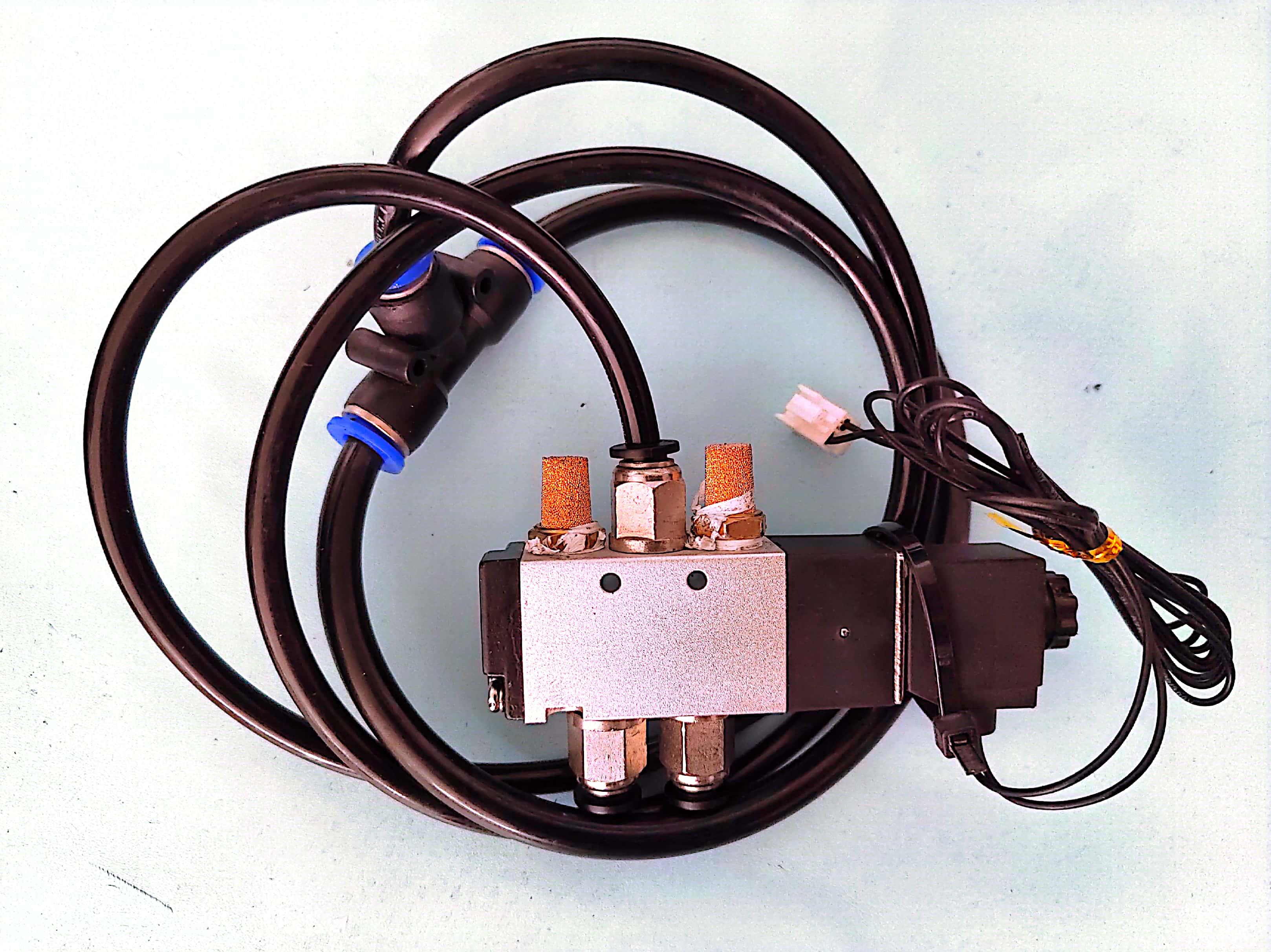 加装中压脚提升气阀配件，二级夹线器气阀，要留言什么系统