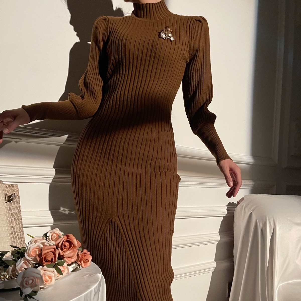 XULU原创纯色坑条绒毛气质优雅通勤简约泡泡袖高领胸针连衣裙