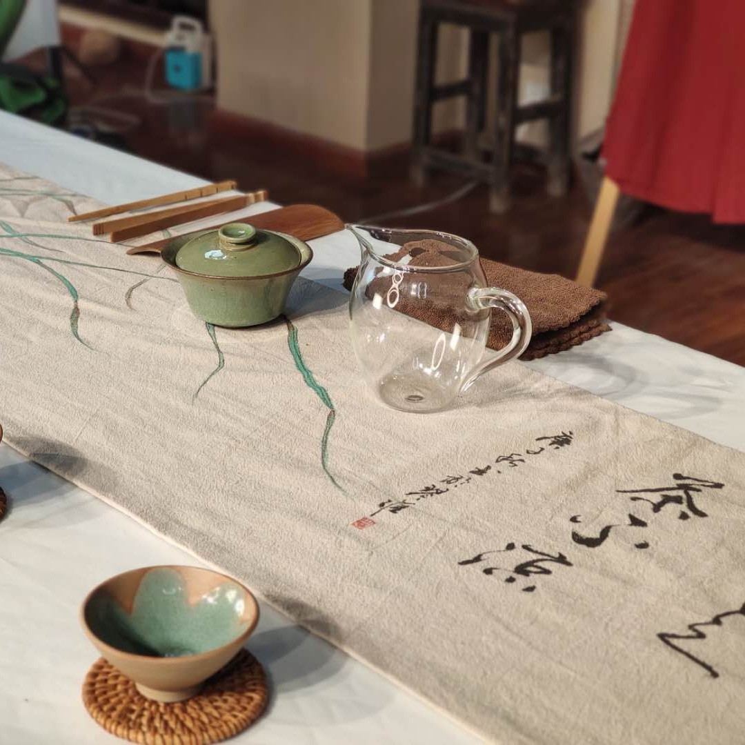 走近云南花摆夷原创手绘桌旗兰花1