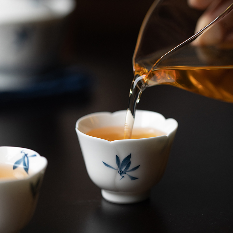 纯手绘蝴蝶兰花陶瓷茶杯家用创意女主人杯单个功夫茶具葵口品茗杯