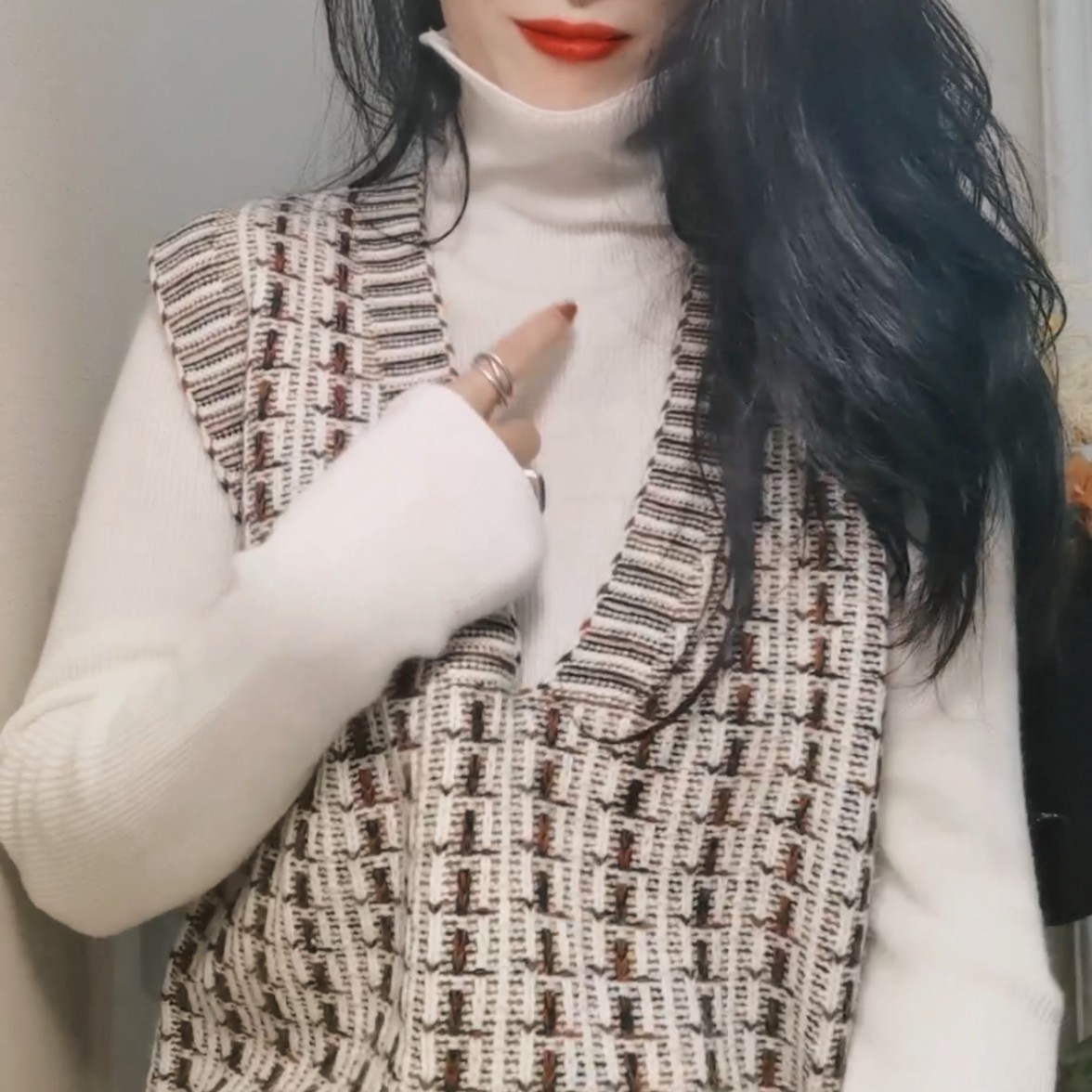 顾姐推荐：别致气质宽松鸡心领毛衣背心马甲外搭无袖上衣女早秋