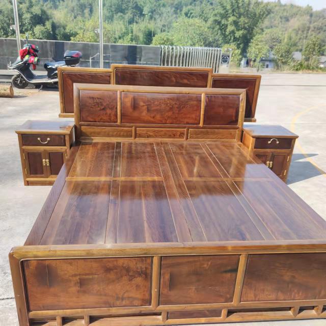 金丝楠木满花大床