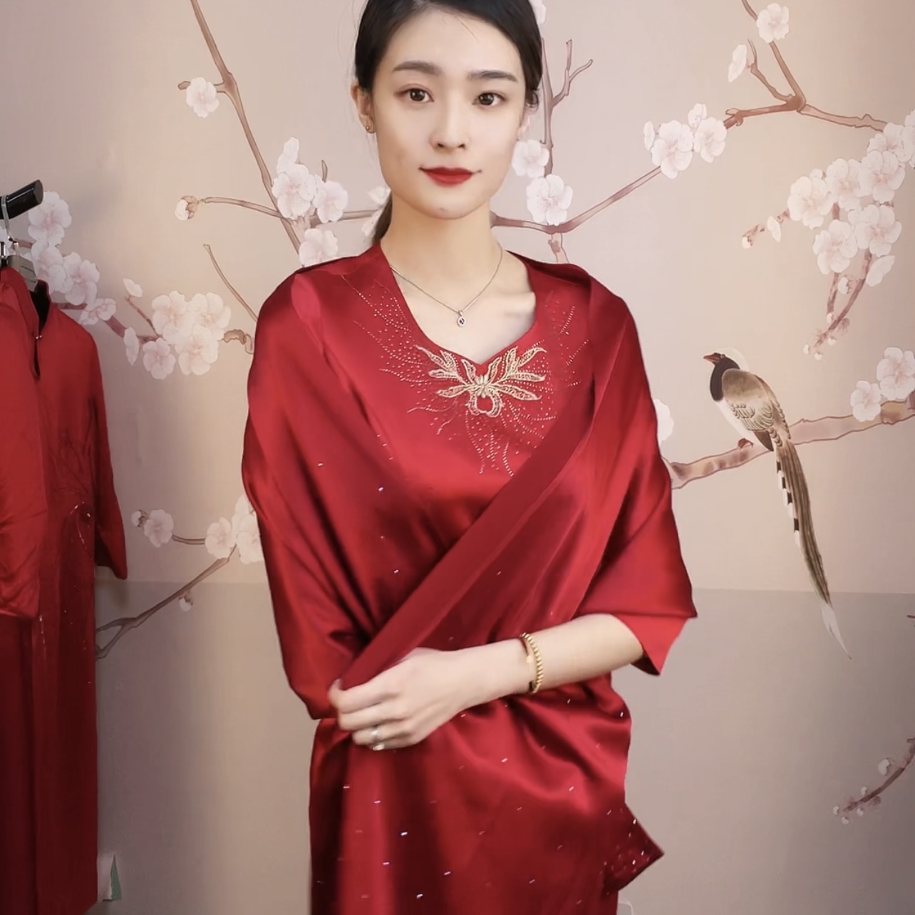 进口醋酸真丝缎披肩围巾高端大气（不含衣服~）