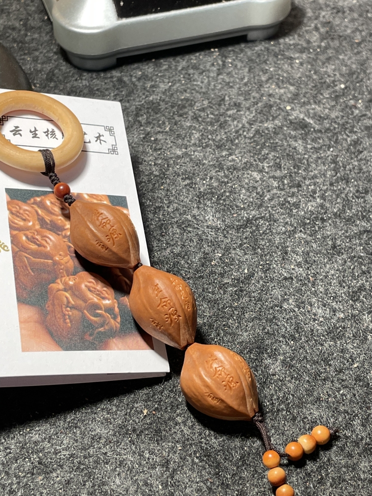 云生纯手工橄榄核生命之源精选特价手把件，年轻到老，触手可得。